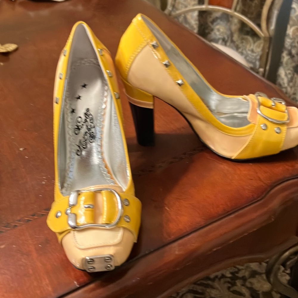 Naughty Monkey Pale Yellow Size 6 Barely Worn